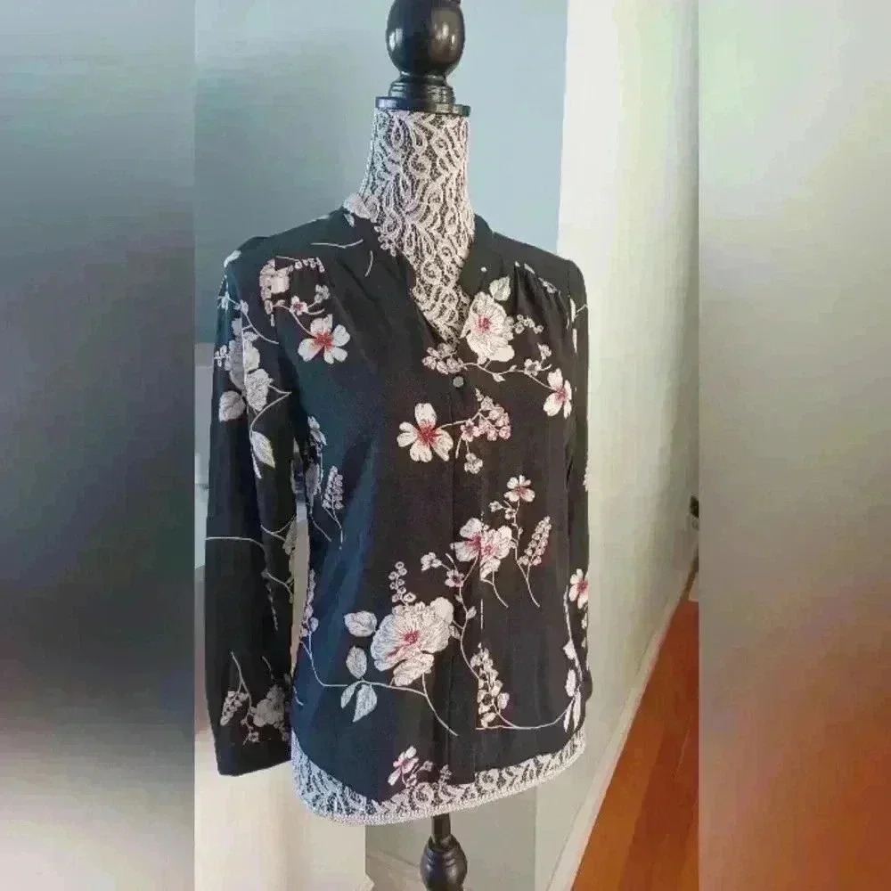Cleo Women's XS Blouse with  Flowered Design